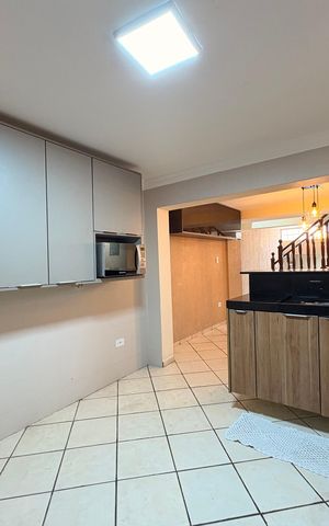Casa à venda com 203m², 2 quartos e 2 vagas Casa à venda com 203m², 2 quartos e 2 vagasCozinha