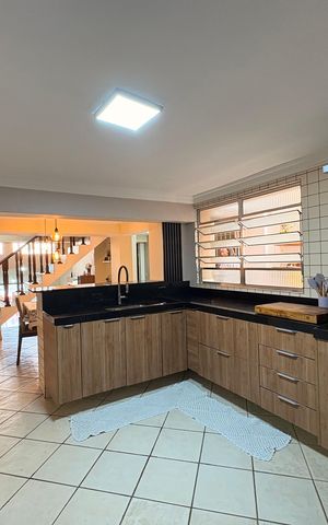Casa à venda com 203m², 2 quartos e 2 vagas Casa à venda com 203m², 2 quartos e 2 vagasCozinha