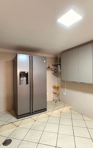 Casa à venda com 203m², 2 quartos e 2 vagas Casa à venda com 203m², 2 quartos e 2 vagasCozinha