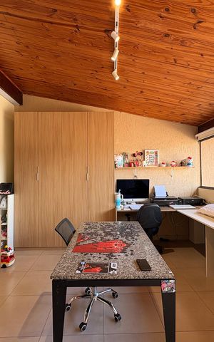 Casa à venda com 203m², 2 quartos e 2 vagas Casa à venda com 203m², 2 quartos e 2 vagasEscritório