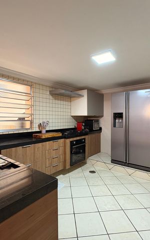 Casa à venda com 203m², 2 quartos e 2 vagas Casa à venda com 203m², 2 quartos e 2 vagasCozinha