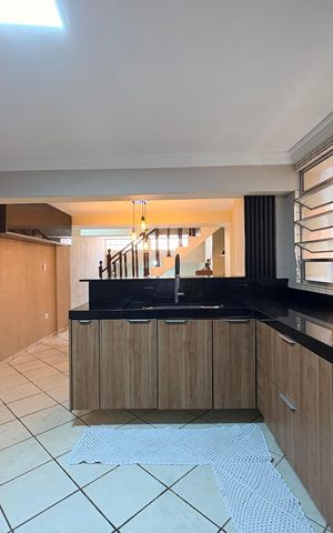 Casa à venda com 203m², 2 quartos e 2 vagas Casa à venda com 203m², 2 quartos e 2 vagasCozinha