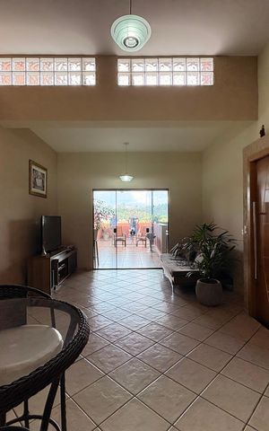 Casa à venda com 203m², 2 quartos e 2 vagas Casa à venda com 203m², 2 quartos e 2 vagasSala