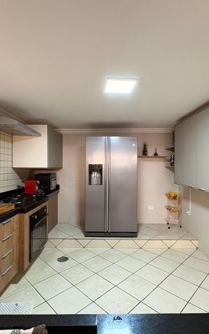 Casa à venda com 203m², 2 quartos e 2 vagas Casa à venda com 203m², 2 quartos e 2 vagasCozinha