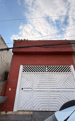 Casa à venda com 203m², 2 quartos e 2 vagas Casa à venda com 203m², 2 quartos e 2 vagasFachada