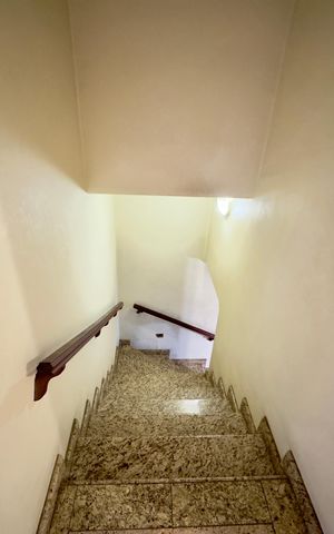 Casa para alugar com 180m², 3 quartos e 3 vagas Casa para alugar com 180m², 3 quartos e 3 vagasEscada
