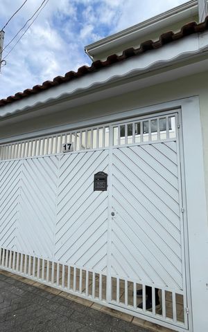 Casa à venda com 164m², 3 quartos e 3 vagasFachada