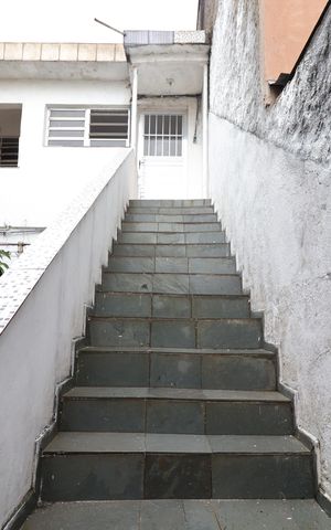 Casa para alugar com 64m², 2 quartos e 1 vagaEscada da entrada