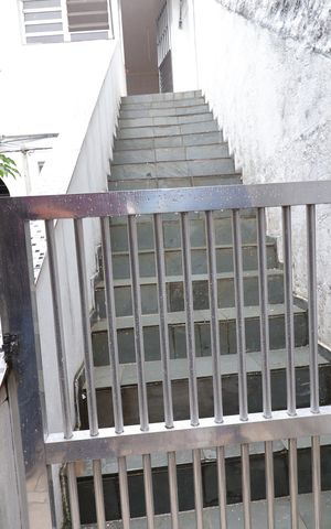 Casa para alugar com 64m², 2 quartos e 1 vagaEscada da entrada