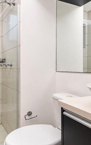Apartamento para alugar com 80m², 2 quartos e 2 vagas Apartamento para alugar com 80m², 2 quartos e 2 vagasBanheiro