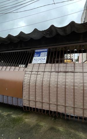 Casa para alugar com 100m², 2 quartos e 2 vagasFachada + Placa