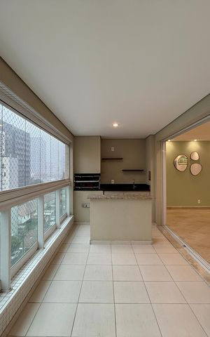 Apartamento para alugar com 126m², 3 quartos e 3 vagas Apartamento para alugar com 126m², 3 quartos e 3 vagasVaranda