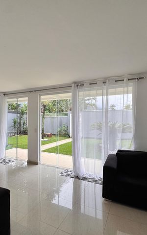 Casa de condomínio à venda com 480m², 6 quartos e 2 vagas Casa de condomínio à venda com 480m², 6 quartos e 2 vagasVaranda