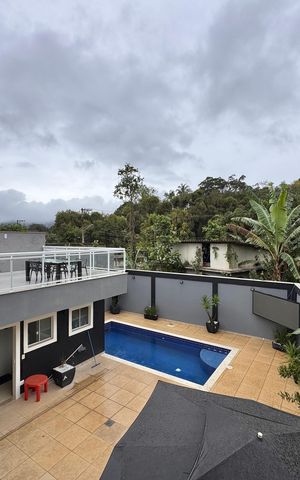 Casa de condomínio à venda com 480m², 6 quartos e 2 vagas Casa de condomínio à venda com 480m², 6 quartos e 2 vagasSuíte 4 - Varanda