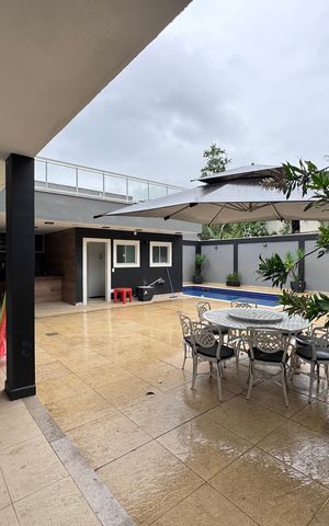 Casa de condomínio à venda com 480m², 6 quartos e 2 vagas Casa de condomínio à venda com 480m², 6 quartos e 2 vagasÁrea externa