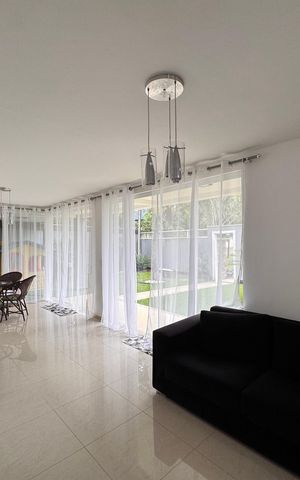 Casa de condomínio à venda com 480m², 6 quartos e 2 vagas Casa de condomínio à venda com 480m², 6 quartos e 2 vagasVaranda