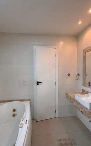Casa de condomínio à venda com 480m², 6 quartos e 2 vagas Casa de condomínio à venda com 480m², 6 quartos e 2 vagasSuíte 1 - Banheiro