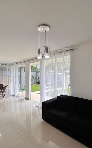 Casa de condomínio à venda com 480m², 6 quartos e 2 vagas Casa de condomínio à venda com 480m², 6 quartos e 2 vagasVaranda