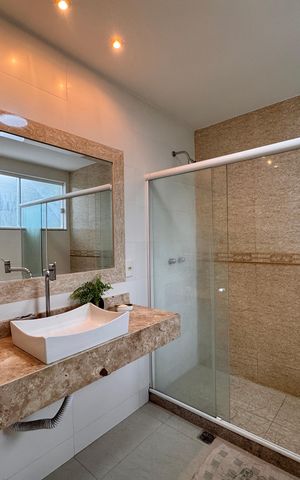 Casa de condomínio à venda com 480m², 6 quartos e 2 vagas Casa de condomínio à venda com 480m², 6 quartos e 2 vagasSuíte 1 - Banheiro