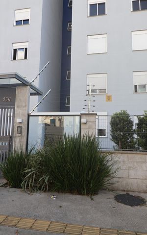 Apartamento para alugar com 52m², 2 quartos e 1 vagaFachada e portaria