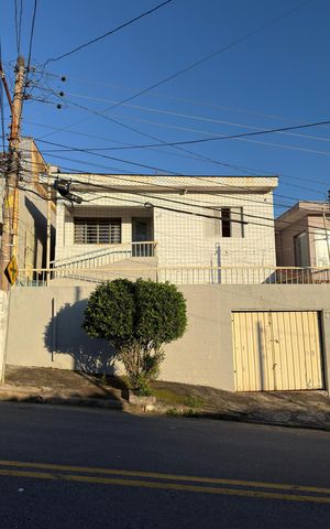 Casa à venda com 178m², 4 quartos e 1 vaga Casa à venda com 178m², 4 quartos e 1 vagaFachada