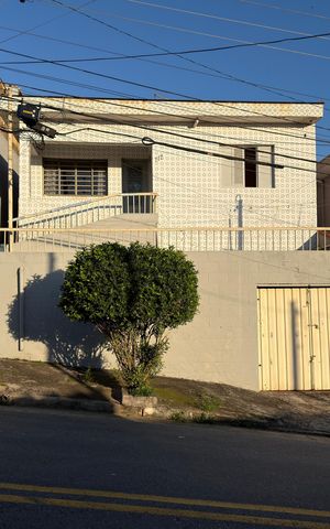 Casa à venda com 178m², 4 quartos e 1 vaga Casa à venda com 178m², 4 quartos e 1 vagaFachada