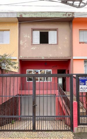 Casa para alugar com 135m², 2 quartos e 3 vagasFachada + plaquinha 