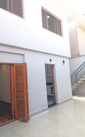 Casa para alugar com 200m², 3 quartos e 4 vagasFachada / fundos da casa