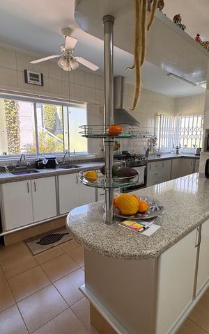 Casa de condomínio para alugar com 1200m², 3 quartos e 4 vagas