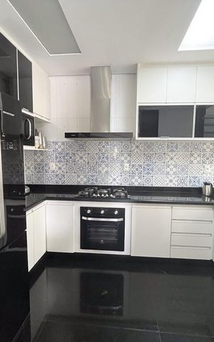 Casa à venda com 400m², 3 quartos e 6 vagas Casa à venda com 400m², 3 quartos e 6 vagasCozinha