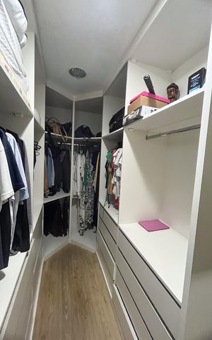 Casa à venda com 400m², 3 quartos e 6 vagas Casa à venda com 400m², 3 quartos e 6 vagasCloset