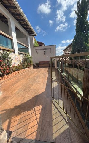 Casa à venda com 400m², 3 quartos e 6 vagas Casa à venda com 400m², 3 quartos e 6 vagasVaranda