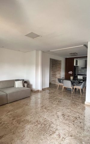Casa à venda com 400m², 3 quartos e 6 vagas Casa à venda com 400m², 3 quartos e 6 vagasSala