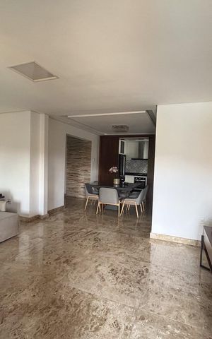 Casa à venda com 400m², 3 quartos e 6 vagas Casa à venda com 400m², 3 quartos e 6 vagasSala