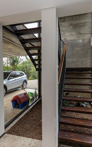 Casa de condomínio à venda com 1100m², 5 quartos e 2 vagas Casa de condomínio à venda com 1100m², 5 quartos e 2 vagasEscada