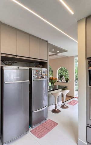 Apartamento à venda com 326m², 3 quartos e 4 vagas Apartamento à venda com 326m², 3 quartos e 4 vagasCozinha e Área de Serviço