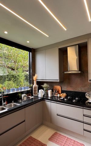 Apartamento à venda com 326m², 3 quartos e 4 vagas Apartamento à venda com 326m², 3 quartos e 4 vagasCozinha e Área de Serviço