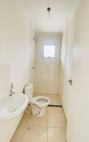 Casa de condomínio para alugar com 59m², 2 quartos e 1 vaga Casa de condomínio para alugar com 59m², 2 quartos e 1 vagaBanheiro social