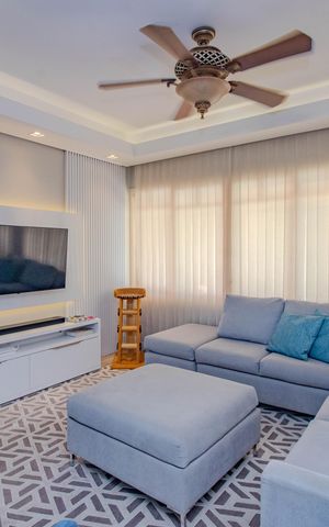 Casa à venda com 180m², 3 quartos e 2 vagas Casa à venda com 180m², 3 quartos e 2 vagasSala