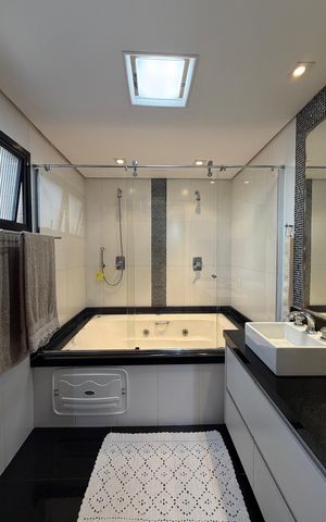 Apartamento à venda com 240m², 4 quartos e 4 vagasSuíte 1 Banheiro 