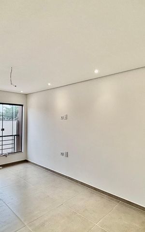 Casa à venda com 135m², 3 quartos e 2 vagas Casa à venda com 135m², 3 quartos e 2 vagasSala