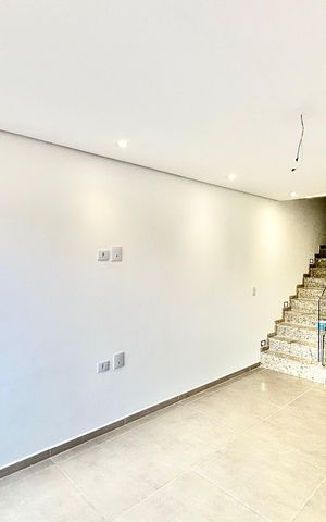 Casa à venda com 135m², 3 quartos e 2 vagas Casa à venda com 135m², 3 quartos e 2 vagasSala