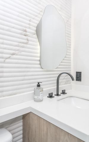 Apartamento à venda com 91m², 2 quartos e 2 vagas Apartamento à venda com 91m², 2 quartos e 2 vagasBanheiro da Suíte