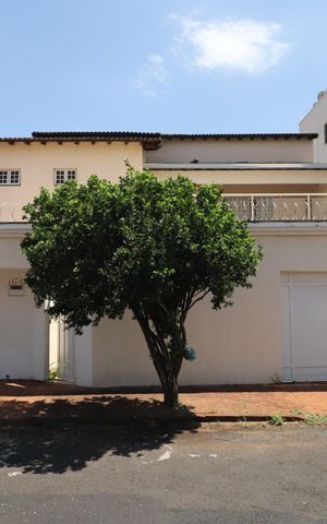 Casa para alugar com 316m², 5 quartos e 5 vagasFachada