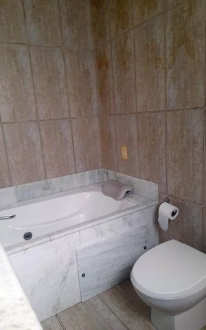Casa à venda com 160m², 2 quartos e 2 vagas Casa à venda com 160m², 2 quartos e 2 vagasBanheiro