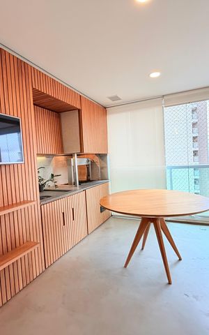 Apartamento à venda com 167m², 3 quartos e 3 vagas Apartamento à venda com 167m², 3 quartos e 3 vagasVaranda
