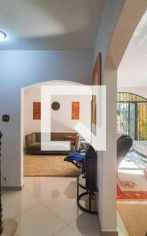 Casa para alugar com 250m², 3 quartos e 3 vagas Casa para alugar com 250m², 3 quartos e 3 vagasSala