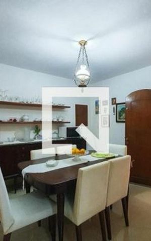 Casa para alugar com 250m², 3 quartos e 3 vagas Casa para alugar com 250m², 3 quartos e 3 vagasSala