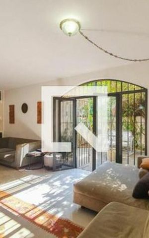Casa para alugar com 250m², 3 quartos e 3 vagas Casa para alugar com 250m², 3 quartos e 3 vagasSala