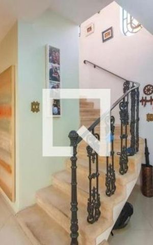 Casa para alugar com 250m², 3 quartos e 3 vagas Casa para alugar com 250m², 3 quartos e 3 vagasSala
